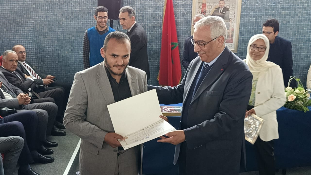 هو الأول من نوعه بالمغرب....كاتب الدولة في الصناعة التقليدية يفتتح أول قطب في صناعة الزجاج بالمعهد المتخصص في فنون الصناعة التقليدية بمكناس