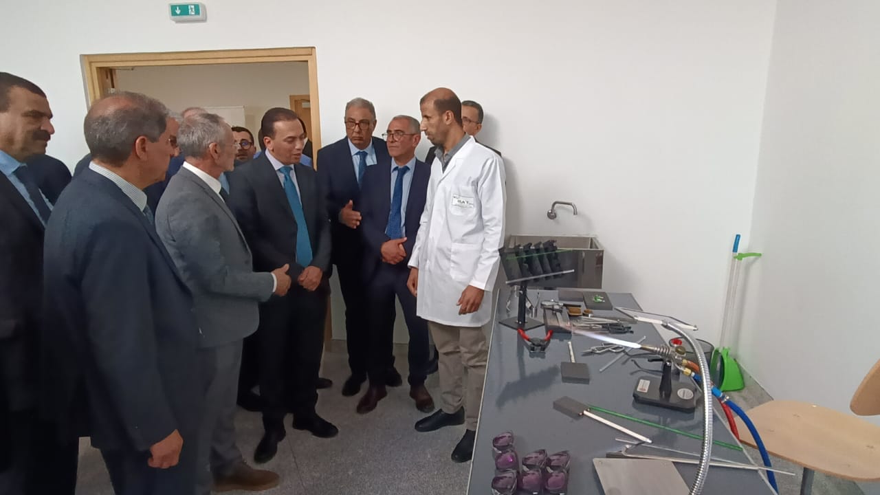 هو الأول من نوعه بالمغرب....كاتب الدولة في الصناعة التقليدية يفتتح أول قطب في صناعة الزجاج بالمعهد المتخصص في فنون الصناعة التقليدية بمكناس