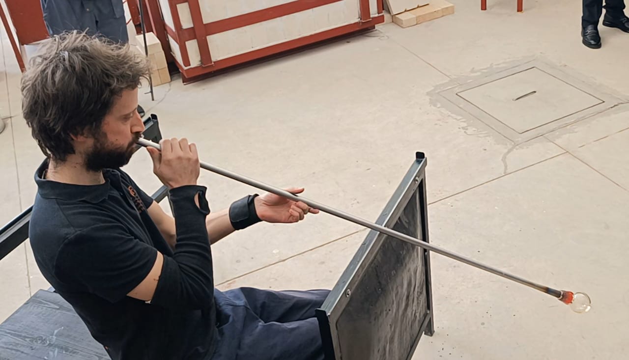 هو الأول من نوعه بالمغرب....كاتب الدولة في الصناعة التقليدية يفتتح أول قطب في صناعة الزجاج بالمعهد المتخصص في فنون الصناعة التقليدية بمكناس