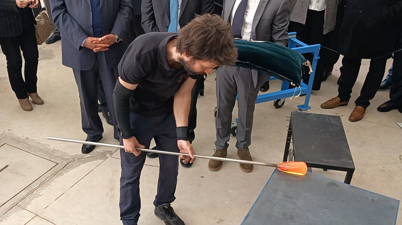 هو الأول من نوعه بالمغرب....كاتب الدولة في الصناعة التقليدية يفتتح أول قطب في صناعة الزجاج بالمعهد المتخصص في فنون الصناعة التقليدية بمكناس