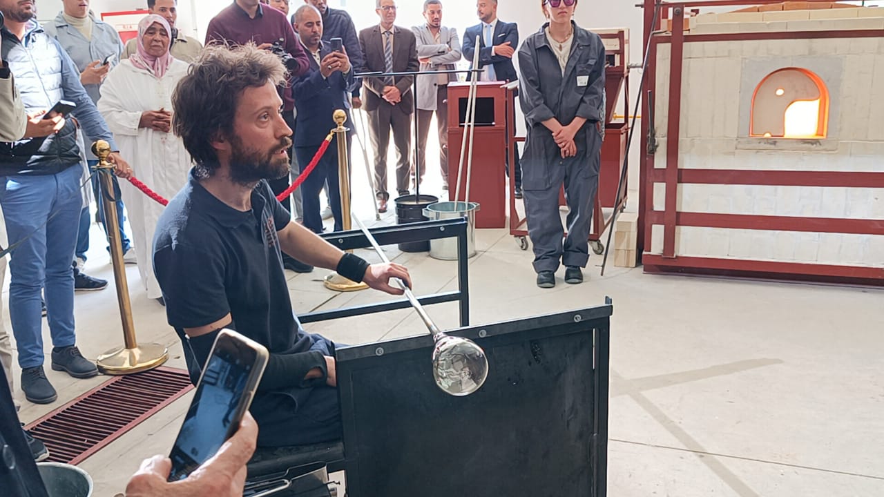 هو الأول من نوعه بالمغرب....كاتب الدولة في الصناعة التقليدية يفتتح أول قطب في صناعة الزجاج بالمعهد المتخصص في فنون الصناعة التقليدية بمكناس