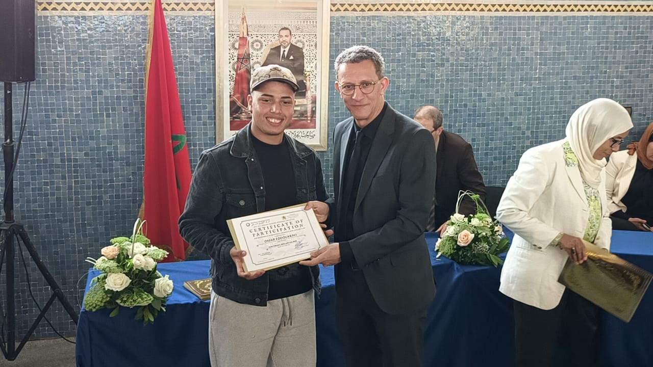 هو الأول من نوعه بالمغرب....كاتب الدولة في الصناعة التقليدية يفتتح أول قطب في صناعة الزجاج بالمعهد المتخصص في فنون الصناعة التقليدية بمكناس