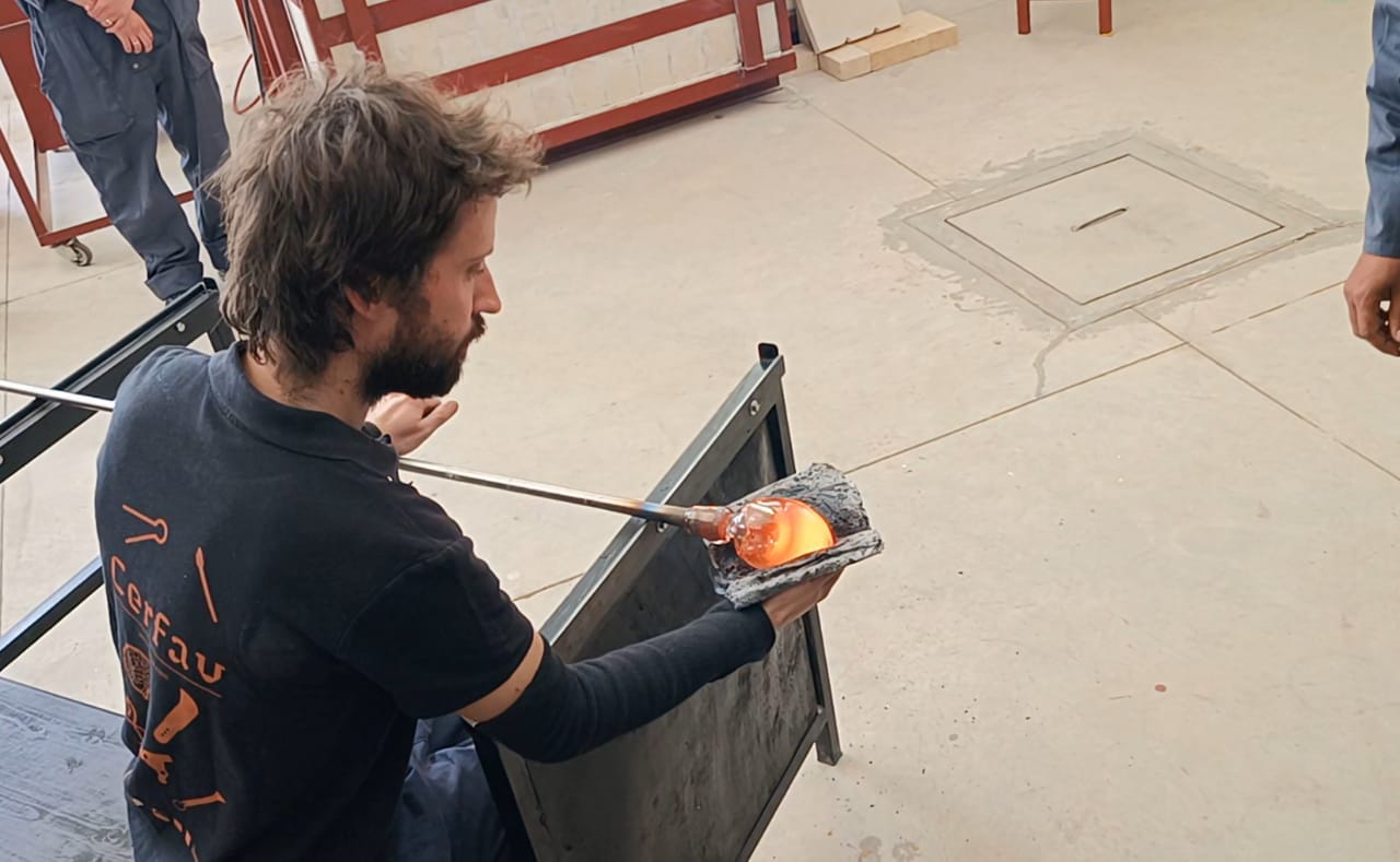 هو الأول من نوعه بالمغرب....كاتب الدولة في الصناعة التقليدية يفتتح أول قطب في صناعة الزجاج بالمعهد المتخصص في فنون الصناعة التقليدية بمكناس