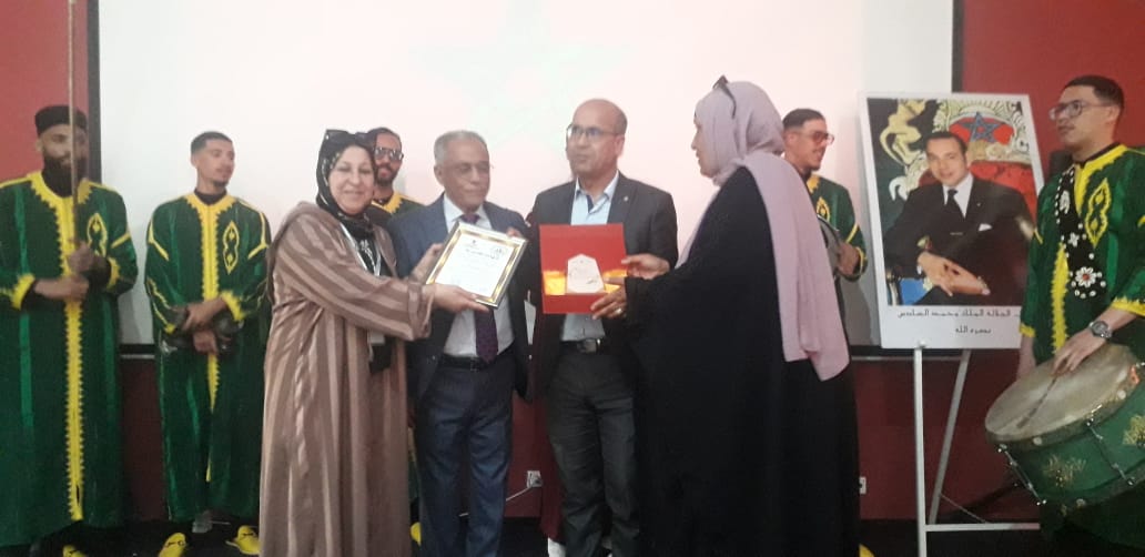 مكناس الفيدرالية الإقليمية لجمعيات الآباء والامهات وأولياء الامور بمكناس تحتفي بنساءها وتكرم اطرها ووجوه اعلامية بمناسبة عيد الام والمرأة بمركز النسيج الجمعوي حمرية. مكناس الفيدرالية الإقليمية لجمعيات الآباء والامهات وأولياء الامور بمكناس تحتفي بنساءها وتكرم اطرها ووجوه اعلامية بمناسبة عيد الام والمرأة بمركز النسيج الجمعوي حمرية.