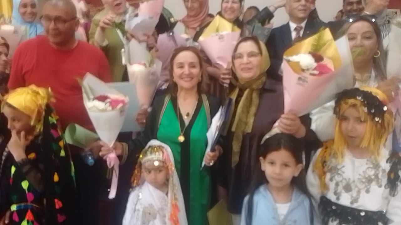 مكناس الفيدرالية الإقليمية لجمعيات الآباء والامهات وأولياء الامور بمكناس تحتفي بنساءها وتكرم اطرها ووجوه اعلامية بمناسبة عيد الام والمرأة بمركز النسيج الجمعوي حمرية. مكناس الفيدرالية الإقليمية لجمعيات الآباء والامهات وأولياء الامور بمكناس تحتفي بنساءها وتكرم اطرها ووجوه اعلامية بمناسبة عيد الام والمرأة بمركز النسيج الجمعوي حمرية.