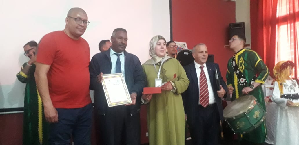 مكناس الفيدرالية الإقليمية لجمعيات الآباء والامهات وأولياء الامور بمكناس تحتفي بنساءها وتكرم اطرها ووجوه اعلامية بمناسبة عيد الام والمرأة بمركز النسيج الجمعوي حمرية. مكناس الفيدرالية الإقليمية لجمعيات الآباء والامهات وأولياء الامور بمكناس تحتفي بنساءها وتكرم اطرها ووجوه اعلامية بمناسبة عيد الام والمرأة بمركز النسيج الجمعوي حمرية.