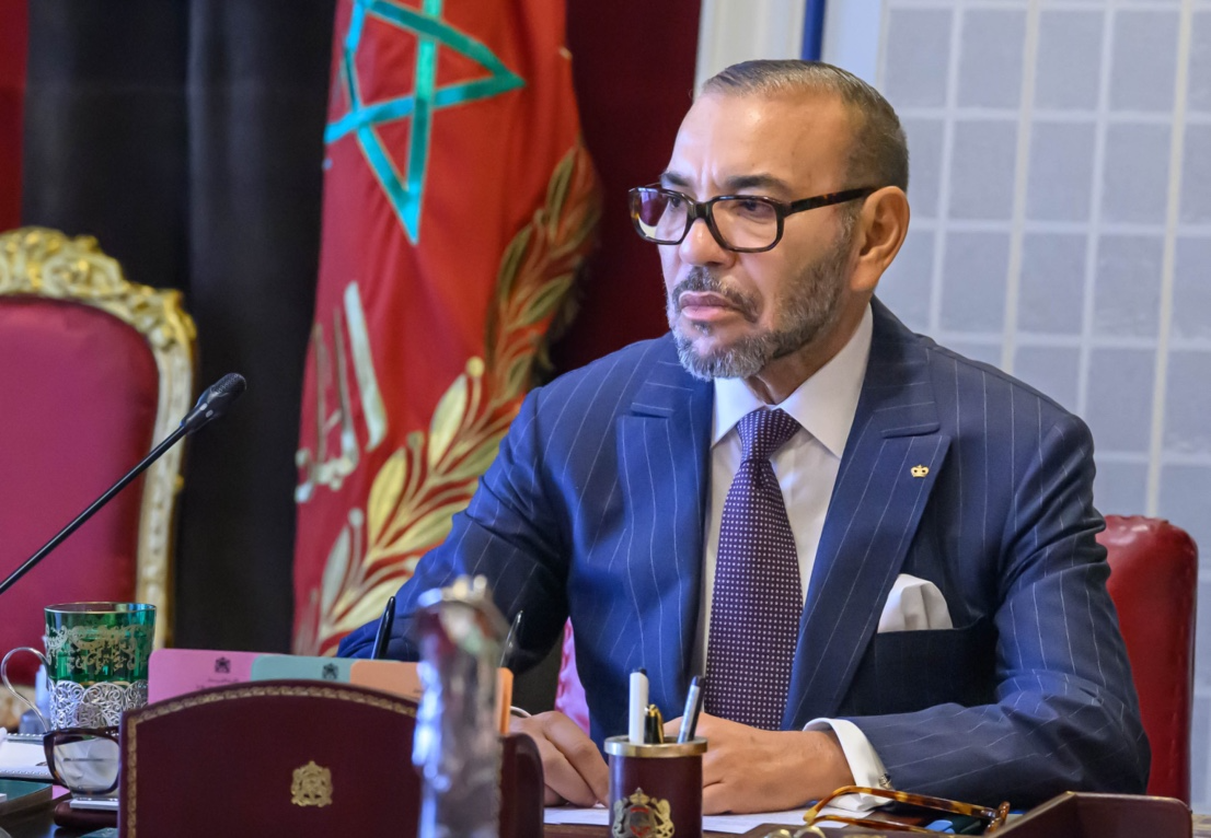 جلالة الملك يهنئ أعضاء المنتخب الوطني لكرة القدم داخل القاعة للسیدات بمناسبة فوزه بكأس إفریقیا للأمم 2025 