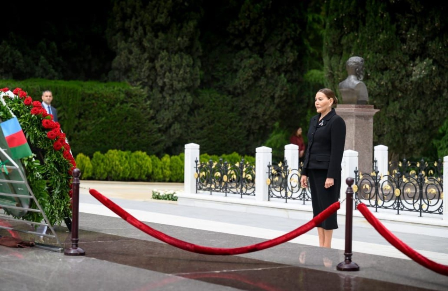 صاحبة السمو الملكي الأميرة للا حسناء تزور بباكو ممر الشرف وممر الشهداء