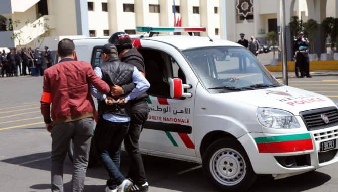 عناصر الشرطة القضائية بمكناس توقف شخصين يبلغان من العمر 18 و25 سنة من ذوي السوابق القضائية