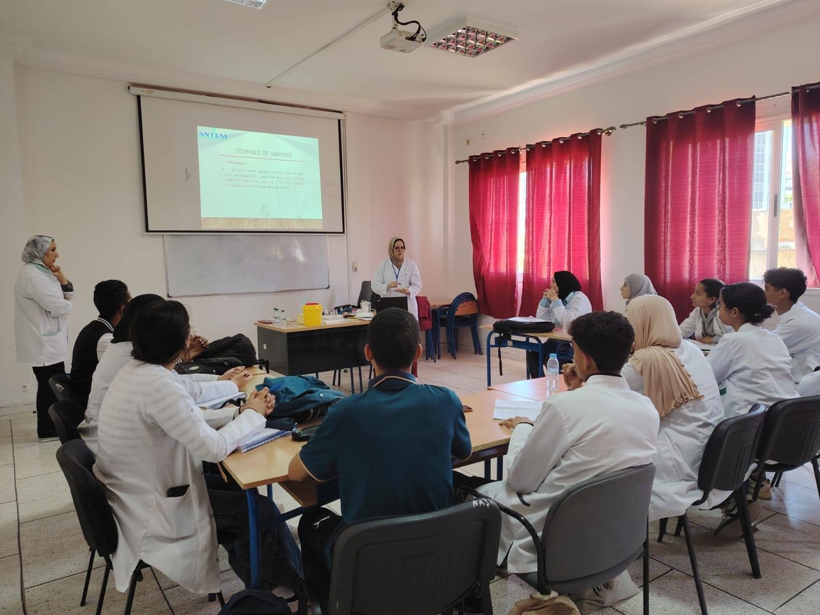 نظمه المعهد العالي للمهن التمريضية وتقنيات الصحة بمكناس يوم الدراسي حول سلامة وجودة تحاقن الدم