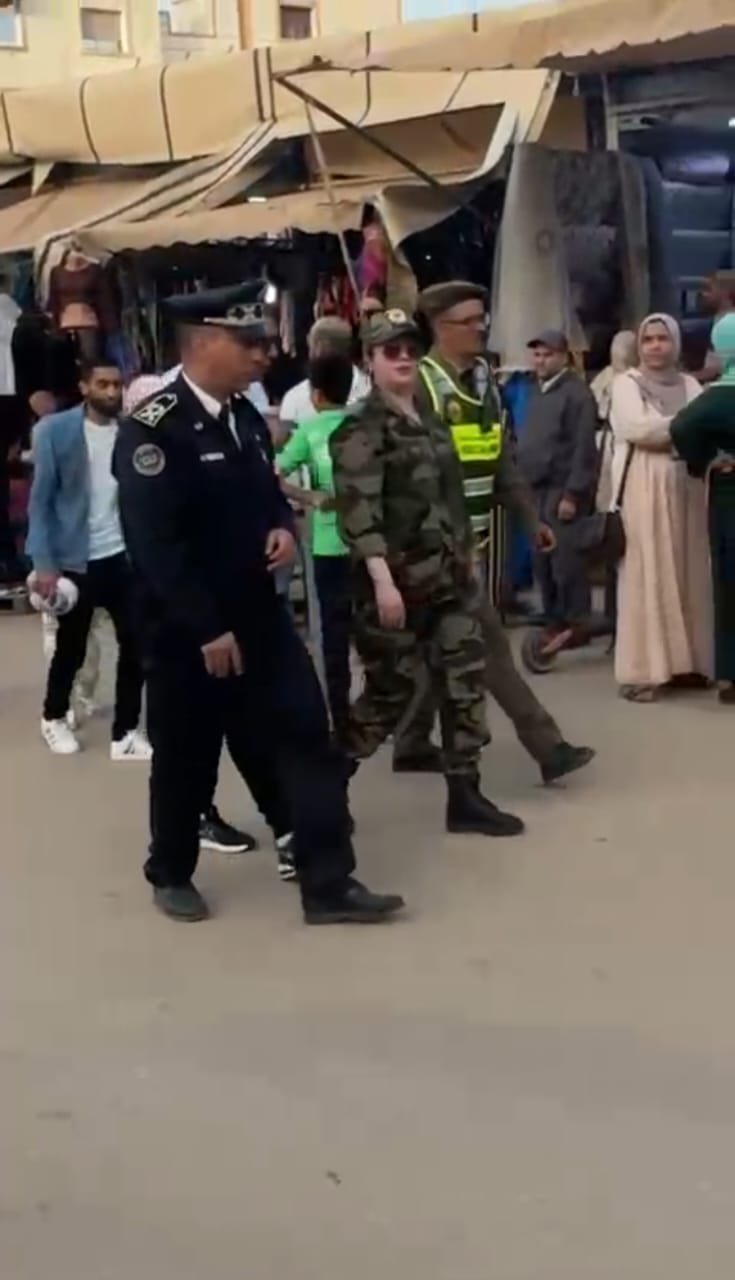 مريم المغاري قائدة الملحقة الإدارية السابعة بمكناس تقود حملة لتحرير الملك العام العمومي بسوق مبروكة بمكناس