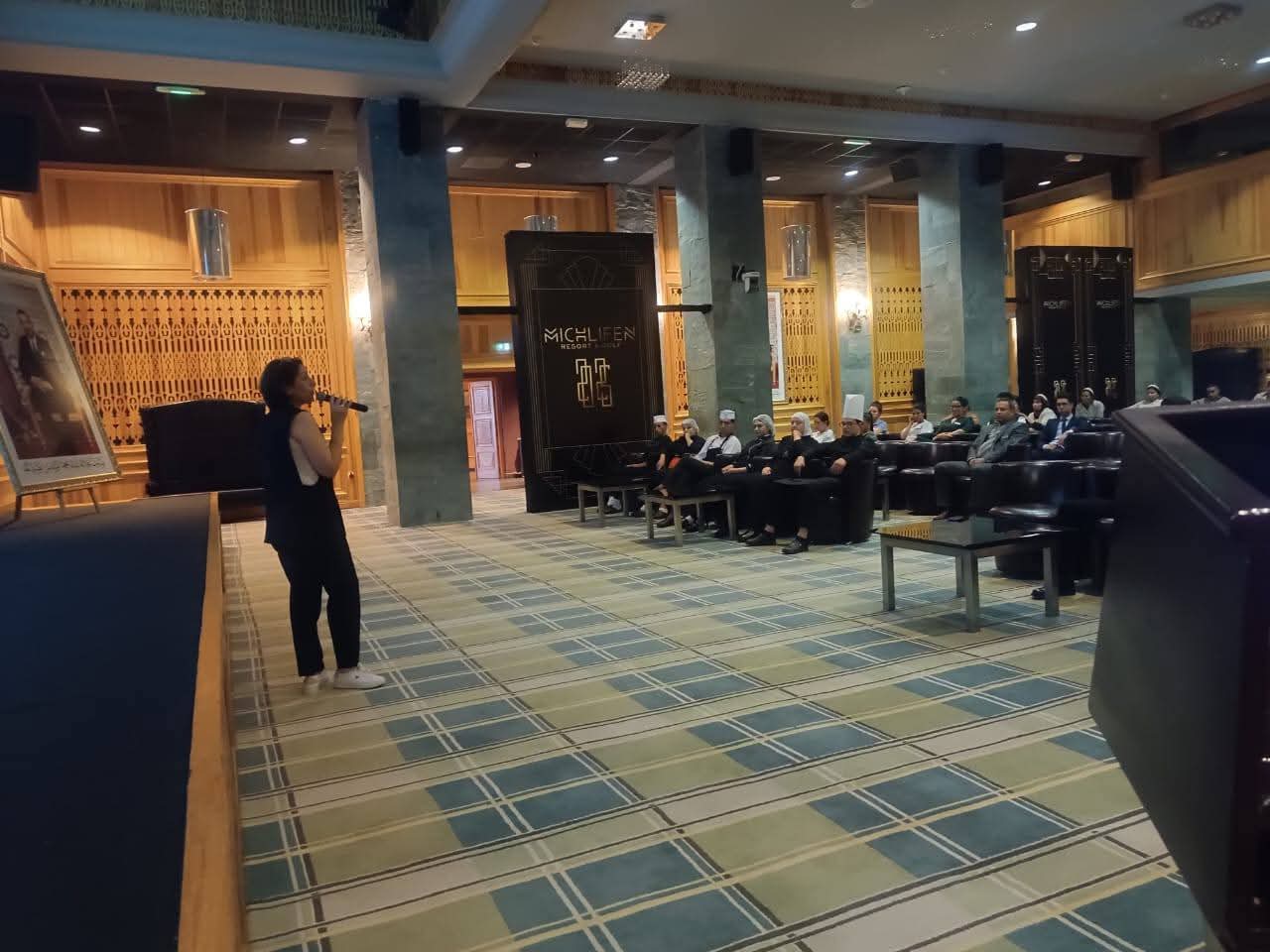 إفران: لقاء تواصلي لفائدة مستخدمي فندق ميشلفين يؤطر العاملين لمكافحة التدخين والإدمان إفران: لقاء تواصلي لفائدة مستخدمي فندق ميشلفين يؤطر العاملين لمكافحة التدخين والإدمان