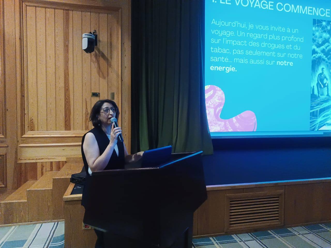 إفران: لقاء تواصلي لفائدة مستخدمي فندق ميشلفين يؤطر العاملين لمكافحة التدخين والإدمان إفران: لقاء تواصلي لفائدة مستخدمي فندق ميشلفين يؤطر العاملين لمكافحة التدخين والإدمان