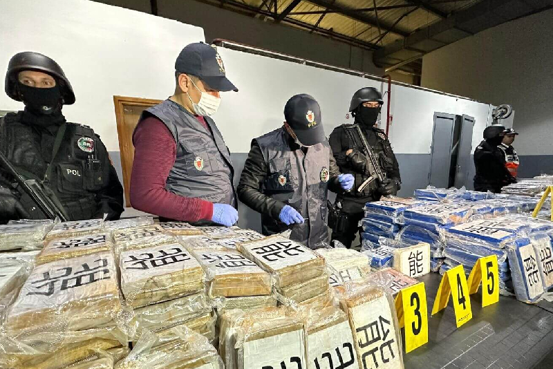 معبر الكركرات.. إجهاض محاولة للتهريب الدولي للمخدرات وحجز 92 كيلوغراما و 900 غرام من مخدر الكوكايين (مصدر أمني) معبر الكركرات.. إجهاض محاولة للتهريب الدولي للمخدرات وحجز 92 كيلوغراما و 900 غرام من مخدر الكوكايين (مصدر أمني)