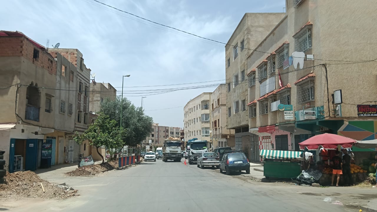 مقطع طرقي نحو عمارات الشرطة شاق ويعيش فتنة وفوضى احتلال الملك العام المشترك. مقطع طرقي نحو عمارات الشرطة شاق ويعيش فتنة وفوضى احتلال الملك العام المشترك.