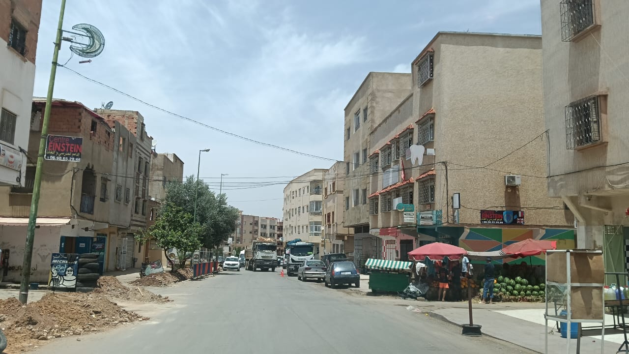 مقطع طرقي نحو عمارات الشرطة شاق ويعيش فتنة وفوضى احتلال الملك العام المشترك. مقطع طرقي نحو عمارات الشرطة شاق ويعيش فتنة وفوضى احتلال الملك العام المشترك.