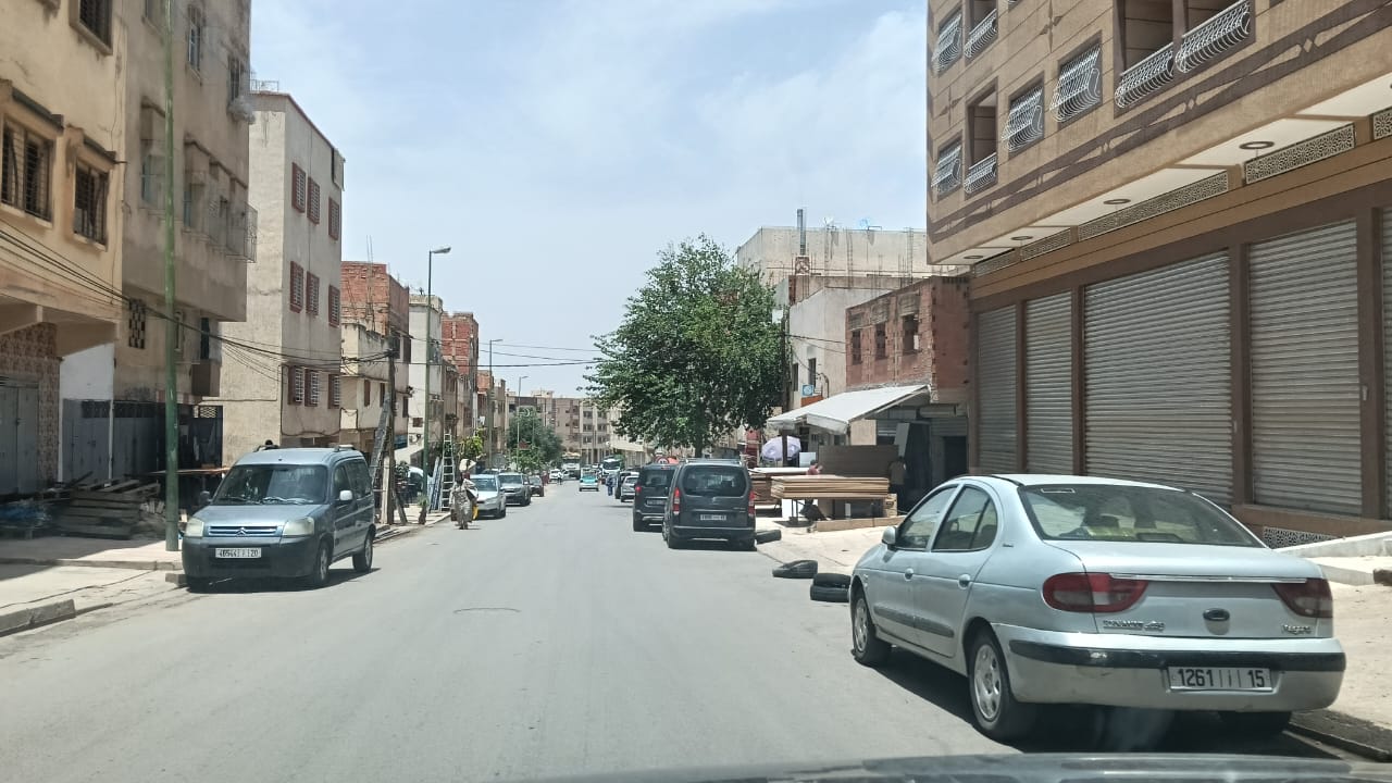 مقطع طرقي نحو عمارات الشرطة شاق ويعيش فتنة وفوضى احتلال الملك العام المشترك. مقطع طرقي نحو عمارات الشرطة شاق ويعيش فتنة وفوضى احتلال الملك العام المشترك.