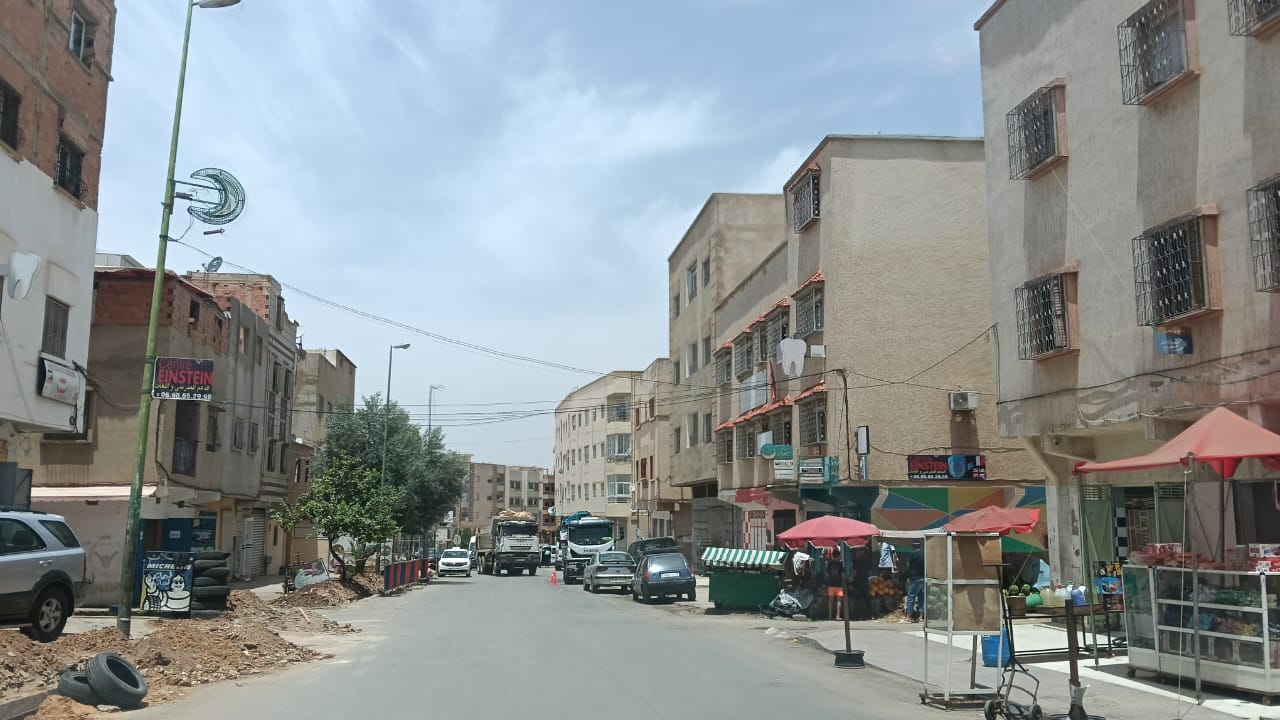 مقطع طرقي نحو عمارات الشرطة شاق ويعيش فتنة وفوضى احتلال الملك العام المشترك. مقطع طرقي نحو عمارات الشرطة شاق ويعيش فتنة وفوضى احتلال الملك العام المشترك.