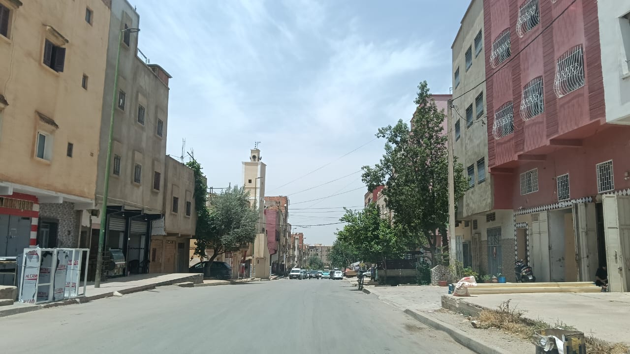 مقطع طرقي نحو عمارات الشرطة شاق ويعيش فتنة وفوضى احتلال الملك العام المشترك. مقطع طرقي نحو عمارات الشرطة شاق ويعيش فتنة وفوضى احتلال الملك العام المشترك.