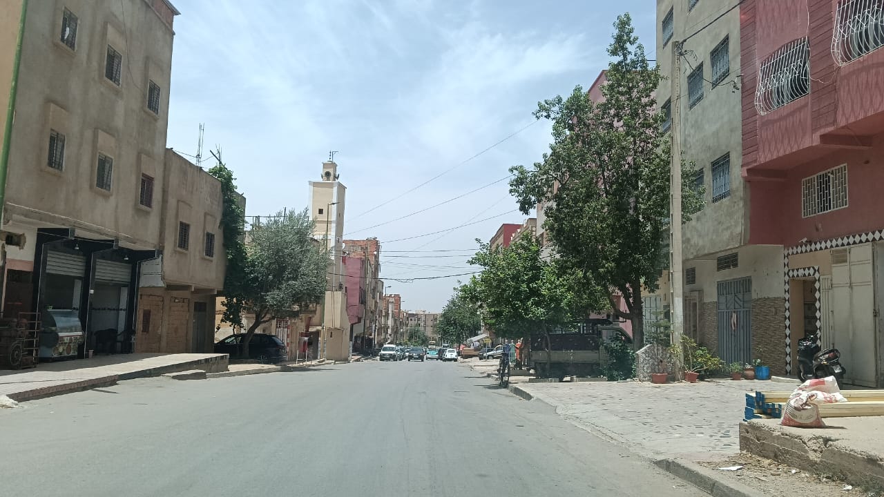 مقطع طرقي نحو عمارات الشرطة شاق ويعيش فتنة وفوضى احتلال الملك العام المشترك. مقطع طرقي نحو عمارات الشرطة شاق ويعيش فتنة وفوضى احتلال الملك العام المشترك.