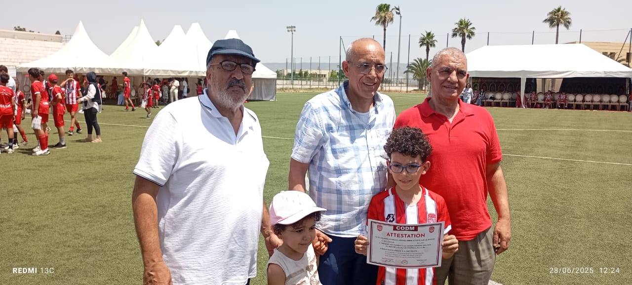 حفل ختامي لمدرسة النادي المكناسي لكرة القدم في أجواء حارة وظروف غير مواتية تثير الجدل حفل ختامي لمدرسة النادي المكناسي لكرة القدم في أجواء حارة وظروف غير مواتية تثير الجدل