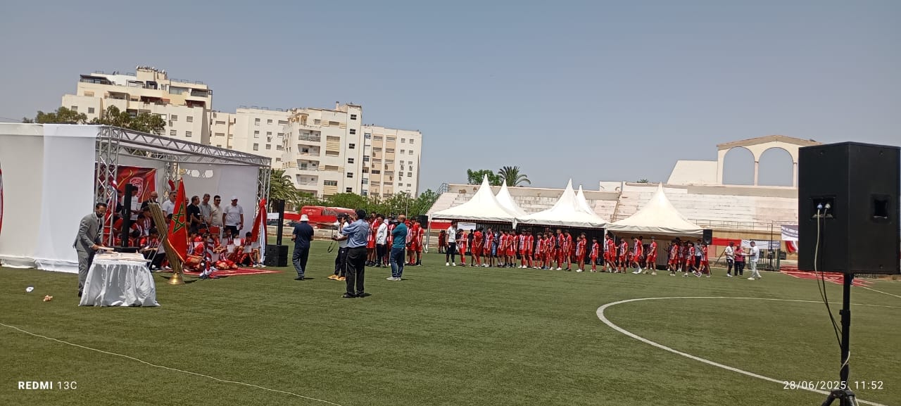 حفل ختامي لمدرسة النادي المكناسي لكرة القدم في أجواء حارة وظروف غير مواتية تثير الجدل حفل ختامي لمدرسة النادي المكناسي لكرة القدم في أجواء حارة وظروف غير مواتية تثير الجدل