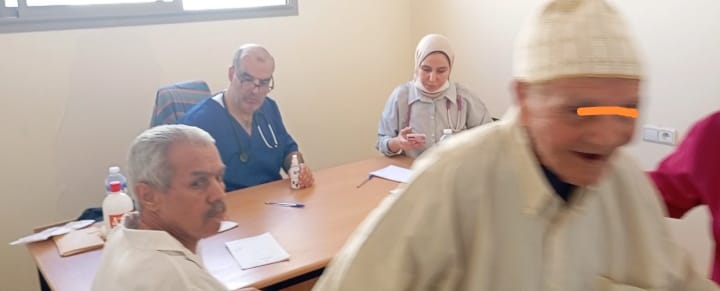 متقاعدو الصحة بمكناس يفحصون 150 نزيلاً ويُدخلون الفرحة إلى قلوب المسنين