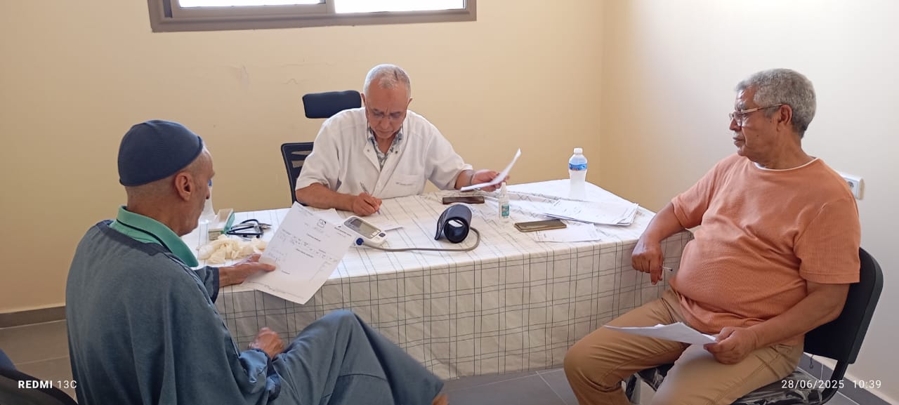 متقاعدو الصحة بمكناس يفحصون 150 نزيلاً ويُدخلون الفرحة إلى قلوب المسنين