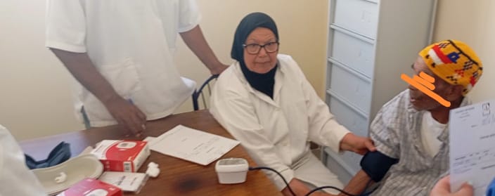 متقاعدو الصحة بمكناس يفحصون 150 نزيلاً ويُدخلون الفرحة إلى قلوب المسنين