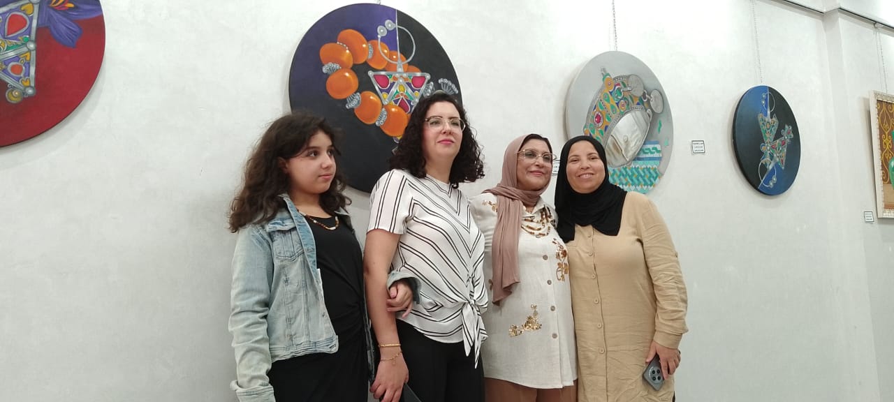 لوحات الفنانة نعيمة زمرو رسالة نبيلة في حب الفن والهوية والانتماء المغربي لوحات الفنانة نعيمة زمرو رسالة نبيلة في حب الفن والهوية والانتماء المغربي