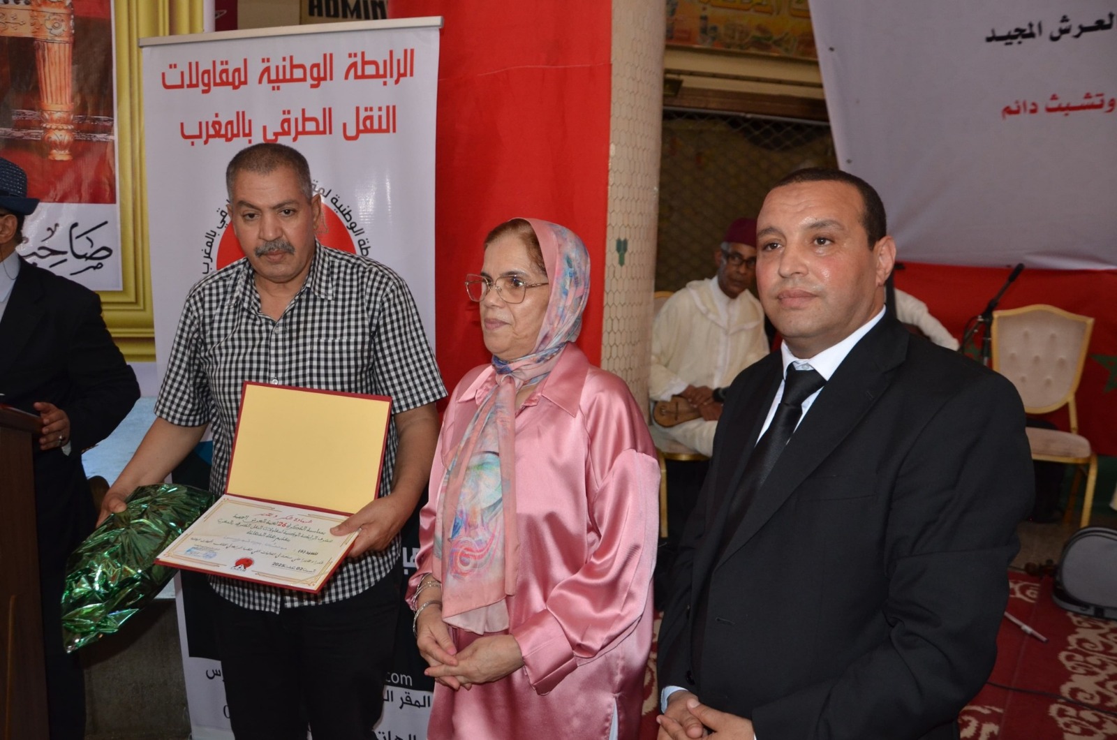 مهنيوا نقل المسافرين بمكناس يحتفلون بذكرى عيد العرش ويكرمون وجوها مهنية وإدارية مهنيوا نقل المسافرين بمكناس يحتفلون بذكرى عيد العرش ويكرمون وجوها مهنية وإدارية