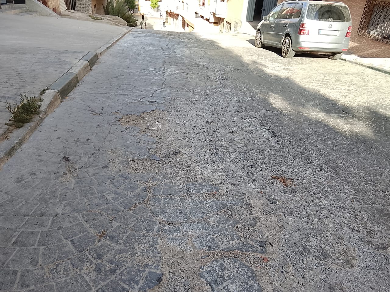 إشكالية الحفر بشارع بحي خندق الرزبوح بتطوان… سنوات من الانتظار دون إصلاح
