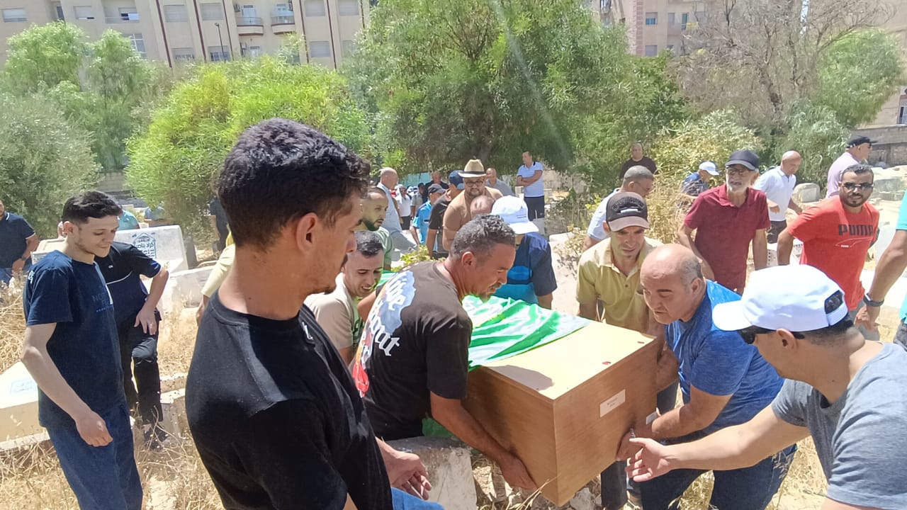 تشييع جثمان الراحل محمد ازهار الرفاعي إلى مثواه الأخير تشييع جثمان الراحل محمد ازهار الرفاعي إلى مثواه الأخير