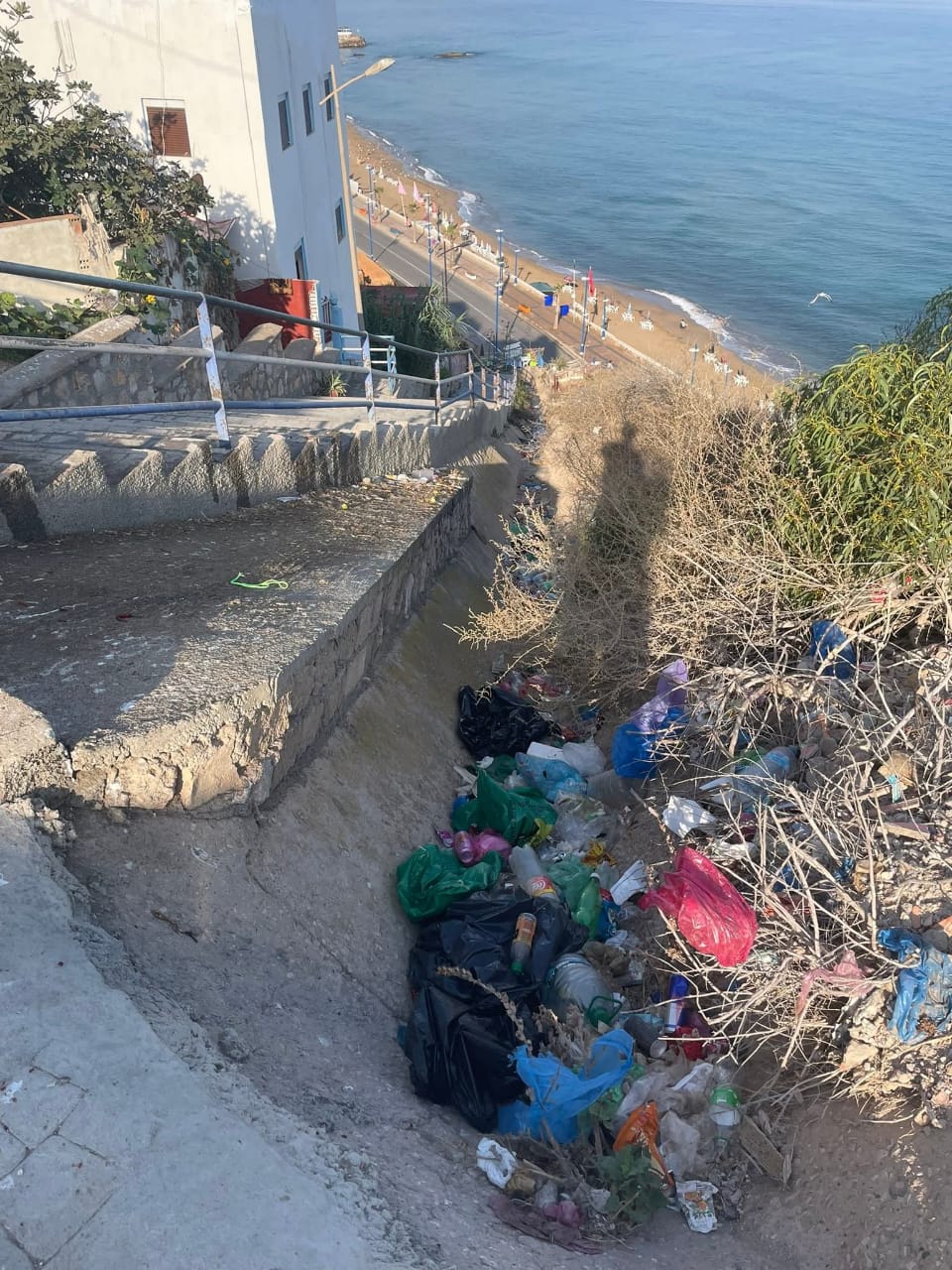 أدراج صباديا نواحي الحسيمة بين جمالية المشهد وفوضى النفايات.. مطالب عاجلة بحلول دائمة أدراج صباديا نواحي الحسيمة بين جمالية المشهد وفوضى النفايات.. مطالب عاجلة بحلول دائمة
