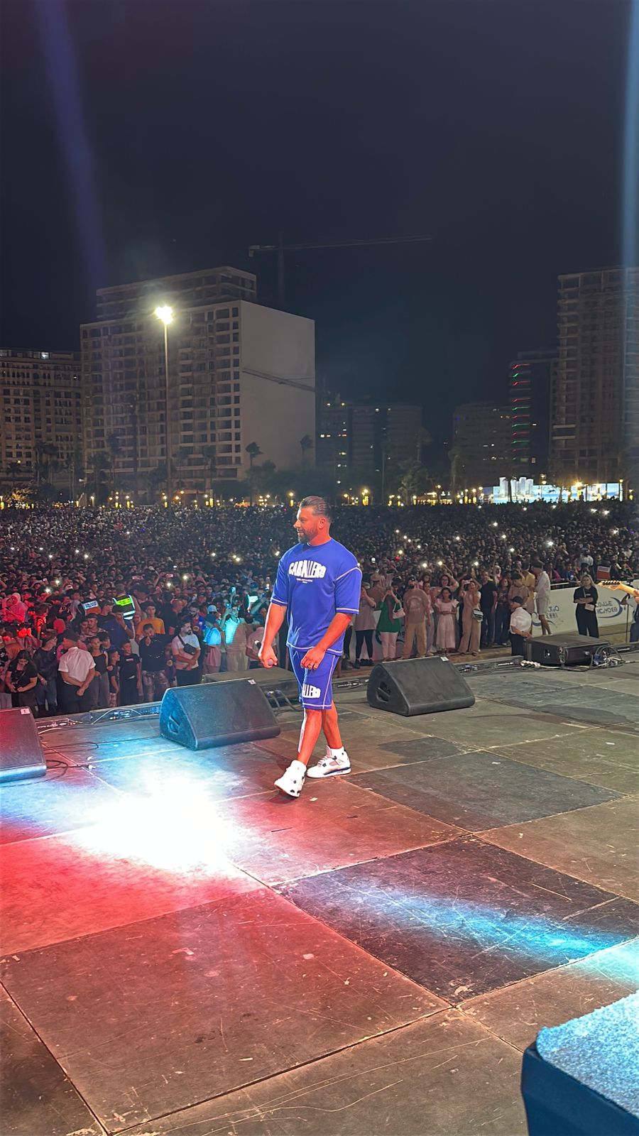 مسلم يفاجئ جمهوره في طنجة بحفل استثنائي مع فرقة موسيقية كاملة مسلم يفاجئ جمهوره في طنجة بحفل استثنائي مع فرقة موسيقية كاملة