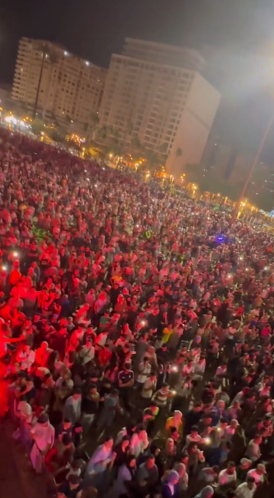 مسلم يفاجئ جمهوره في طنجة بحفل استثنائي مع فرقة موسيقية كاملة مسلم يفاجئ جمهوره في طنجة بحفل استثنائي مع فرقة موسيقية كاملة