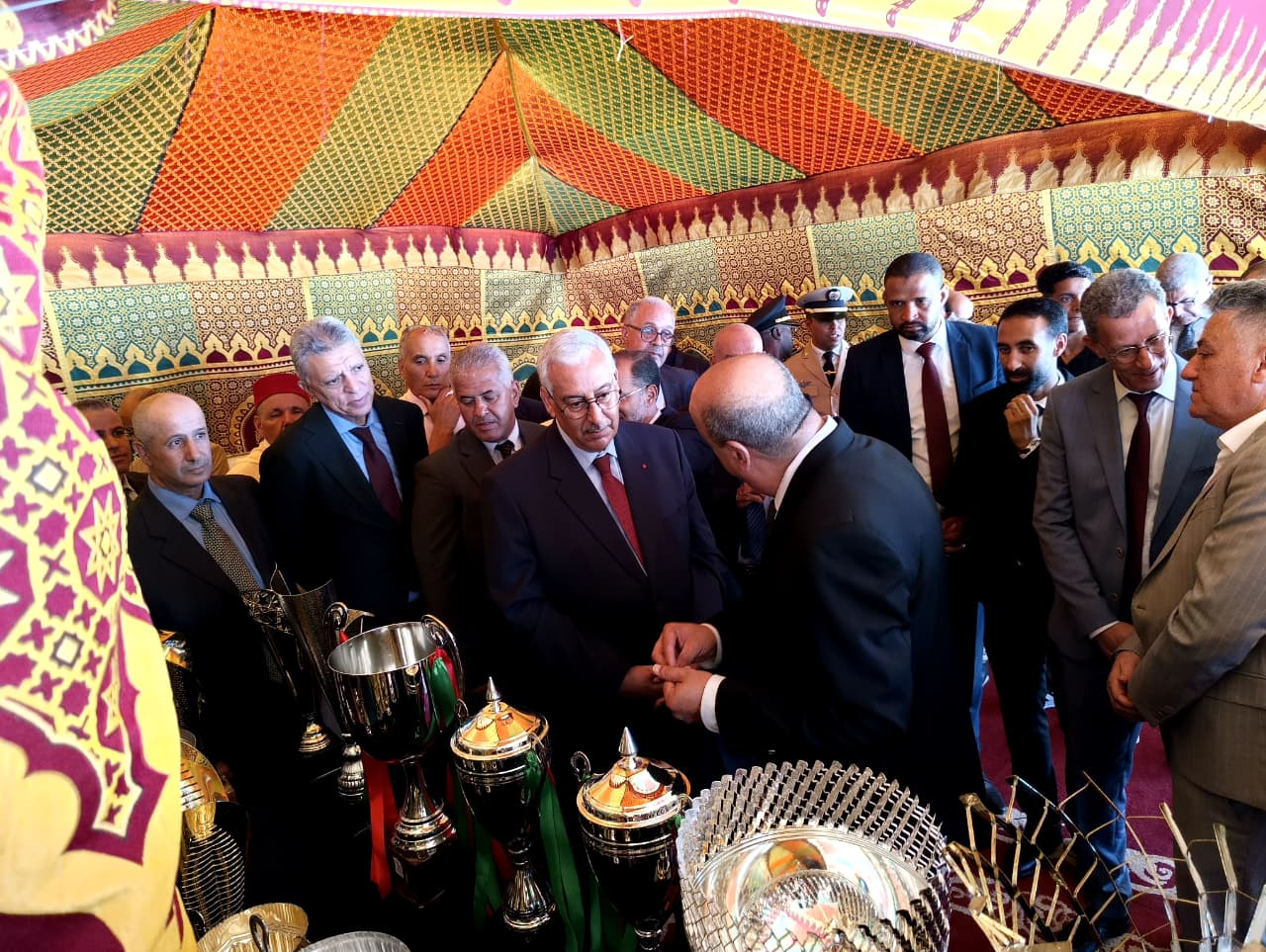 عامل عمالة مكناس يستقبل فريق النادي المكناسي لكرة السلة ويشرف على تدشين المسبح المغطى الجديد بفضاء النادي الرياضي المكناسي للسباحة . عامل عمالة مكناس يستقبل فريق النادي المكناسي لكرة السلة ويشرف على تدشين المسبح المغطى الجديد بفضاء النادي الرياضي المكناسي للسباحة .