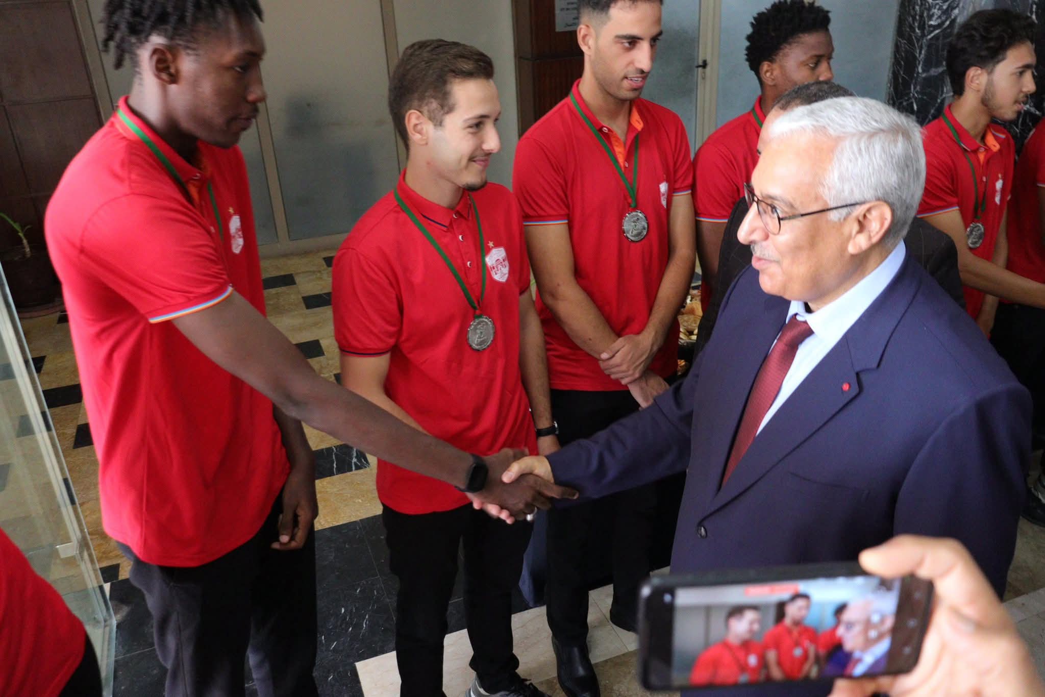 عامل عمالة مكناس يستقبل فريق النادي المكناسي لكرة السلة ويشرف على تدشين المسبح المغطى الجديد بفضاء النادي الرياضي المكناسي للسباحة . عامل عمالة مكناس يستقبل فريق النادي المكناسي لكرة السلة ويشرف على تدشين المسبح المغطى الجديد بفضاء النادي الرياضي المكناسي للسباحة .