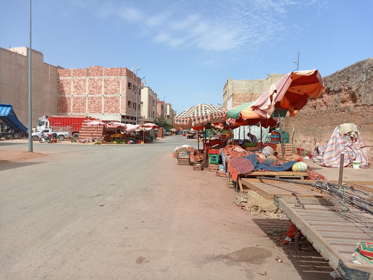 الشارع الرئيسي لتولال يتحلل لسوق عشوائي الشارع الرئيسي لتولال يتحلل لسوق عشوائي