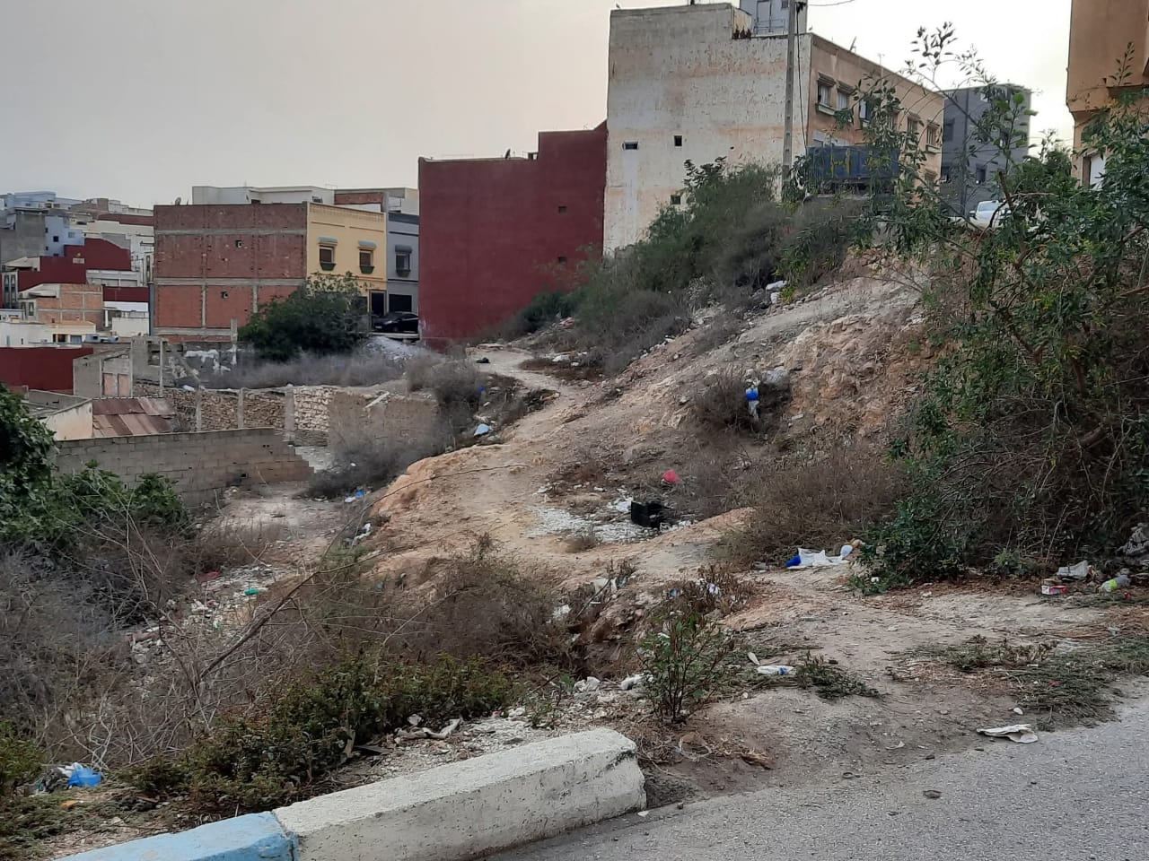 الحسيمة: ساكنة حي باريو بسيدي عابد تشتكي من تدهور الأوضاع وتطالب بتدخل عاجل