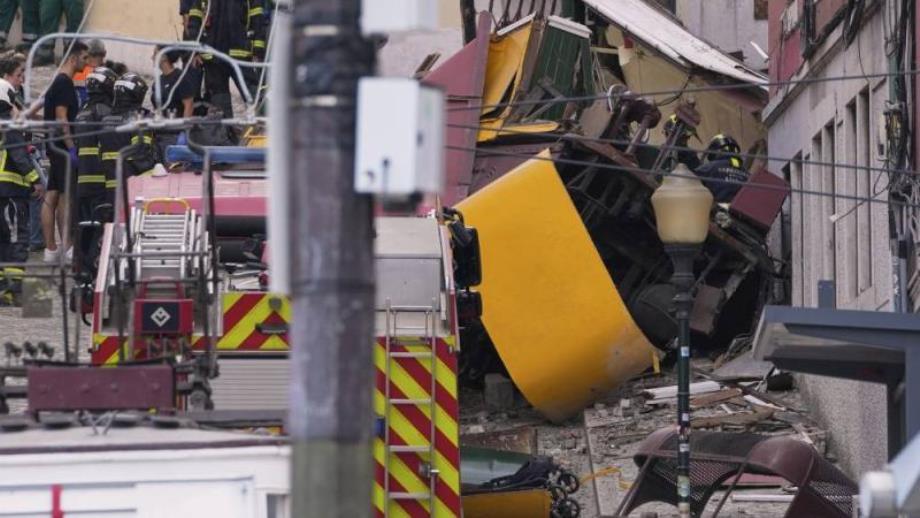 ارتفاع حصيلة حادث خروج عربة قطار سياحي عن مسارها إلى 17 قتيلا بالبرتغال