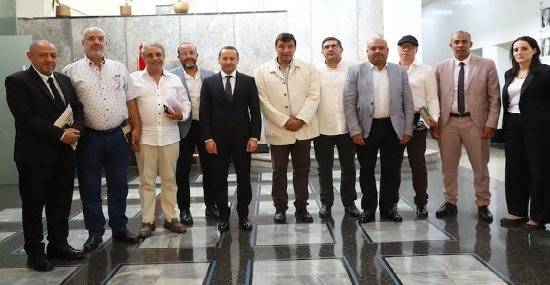 وزارة الصحة تحاور نقابات الصيادلة والصيدليات في أفق إصلاح القطاع. وزارة الصحة تحاور نقابات الصيادلة والصيدليات في أفق إصلاح القطاع.