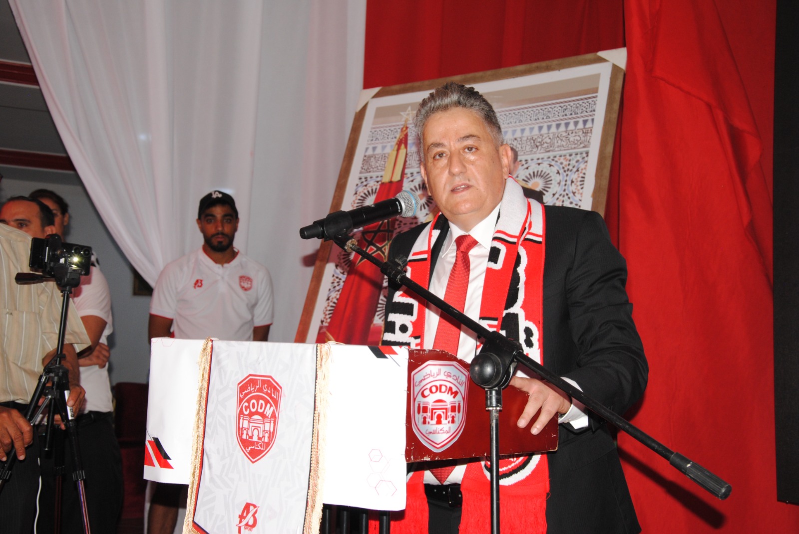 الدكتور عز الدين اليعقوبي ينتخب رئيسا للنادي المكناسي بالإجماع.