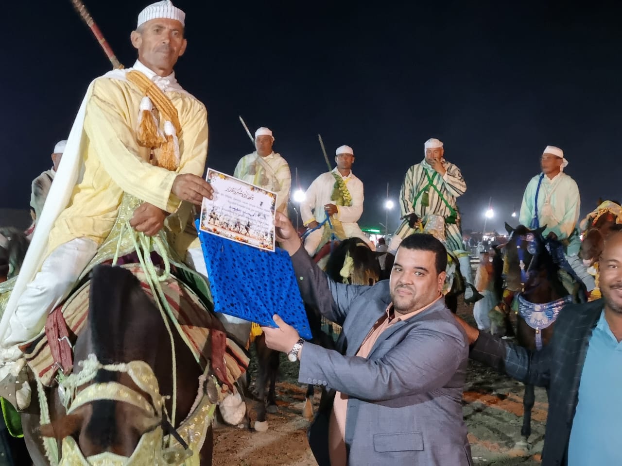 تكريم السربات المشاركة في ختام مهرجان سيدي محمد بنمنصور تكريم السربات المشاركة في ختام مهرجان سيدي محمد بنمنصور