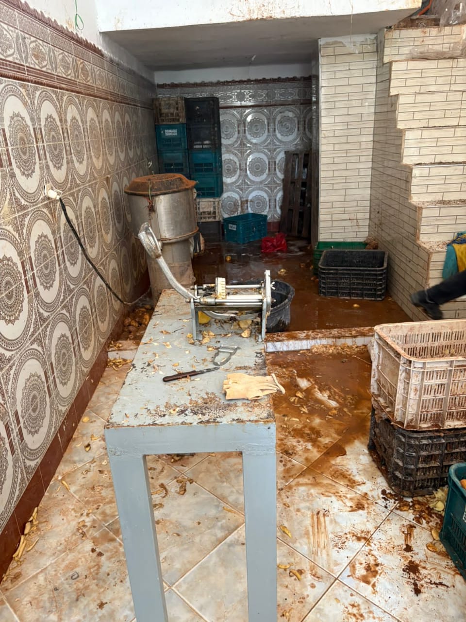 قائد مقاطعة طابولة بتطوان يضرب بيد من حديد ويطيح بمعمل قائد مقاطعة طابولة بتطوان يضرب بيد من حديد ويطيح بمعمل