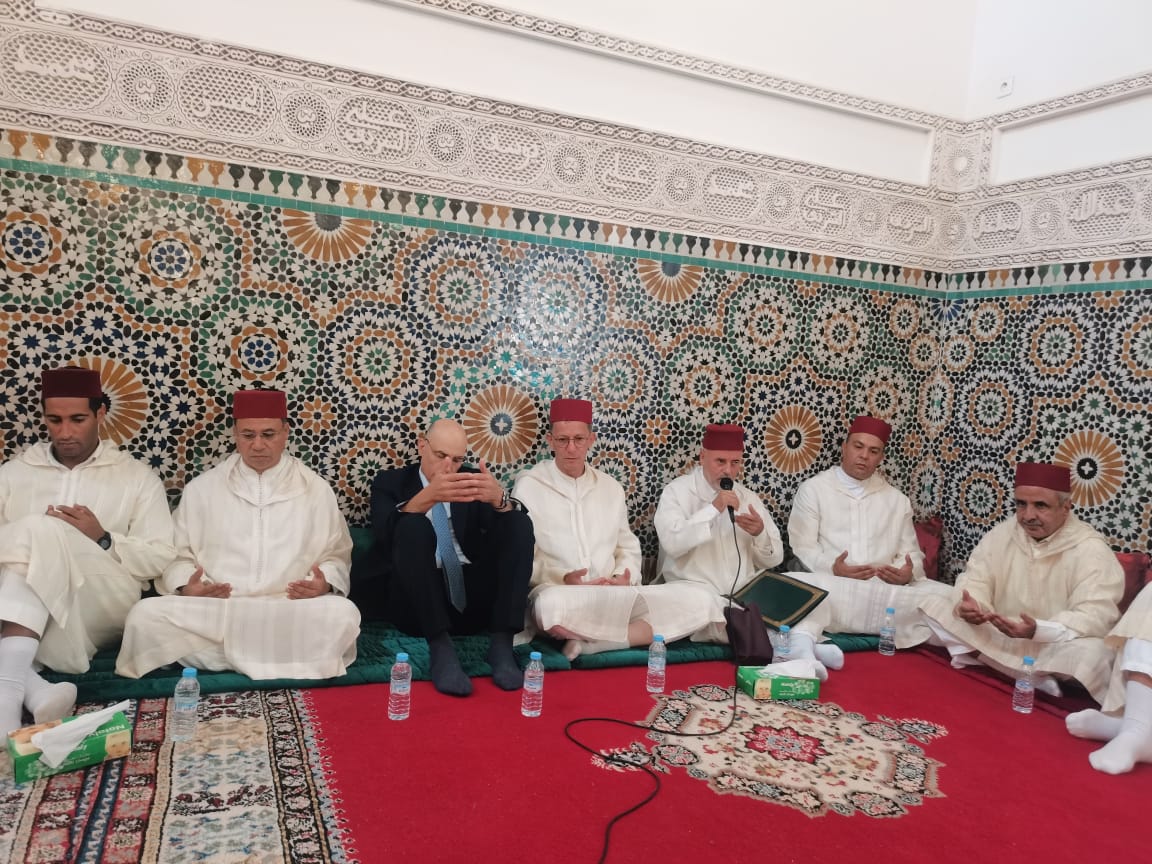 تخليدا للذكرى 27 لوفاة الحسن الثاني.. لجنة ملكية توزع هبات ملكية على أربعة اضرحة بعمالة مكناس ف تخليدا للذكرى 27 لوفاة الحسن الثاني.. لجنة ملكية توزع هبات ملكية على أربعة اضرحة بعمالة مكناس ف