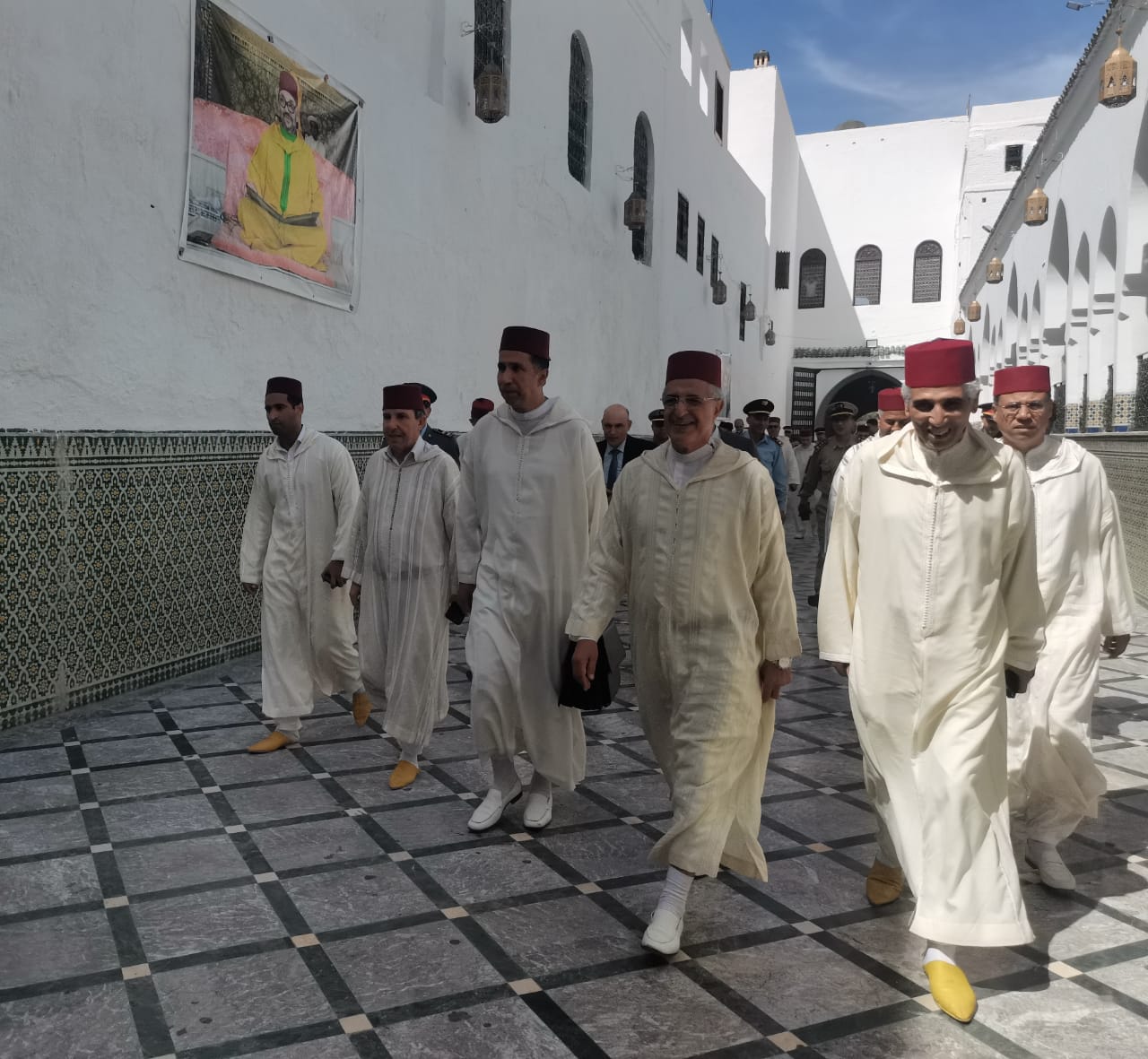 تخليدا للذكرى 27 لوفاة الحسن الثاني.. لجنة ملكية توزع هبات ملكية على أربعة اضرحة بعمالة مكناس ف تخليدا للذكرى 27 لوفاة الحسن الثاني.. لجنة ملكية توزع هبات ملكية على أربعة اضرحة بعمالة مكناس ف