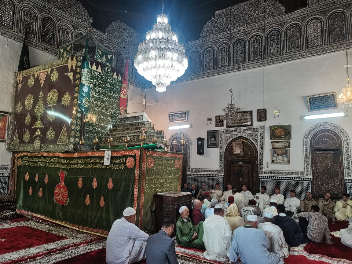 تخليدا للذكرى 27 لوفاة الحسن الثاني.. لجنة ملكية توزع هبات ملكية على أربعة اضرحة بعمالة مكناس ف تخليدا للذكرى 27 لوفاة الحسن الثاني.. لجنة ملكية توزع هبات ملكية على أربعة اضرحة بعمالة مكناس ف