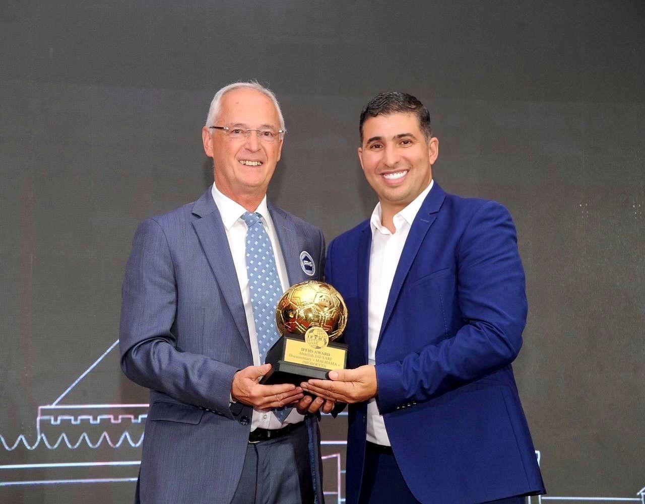 عبد الله جعفري، أول صحفي رياضي في العالم يتوج بجائزة خاصة من الاتحاد الدولي لتأريخ وإحصاءات كرة القدم (IFFHS) عبد الله جعفري، أول صحفي رياضي في العالم يتوج بجائزة خاصة من الاتحاد الدولي لتأريخ وإحصاءات كرة القدم (IFFHS)