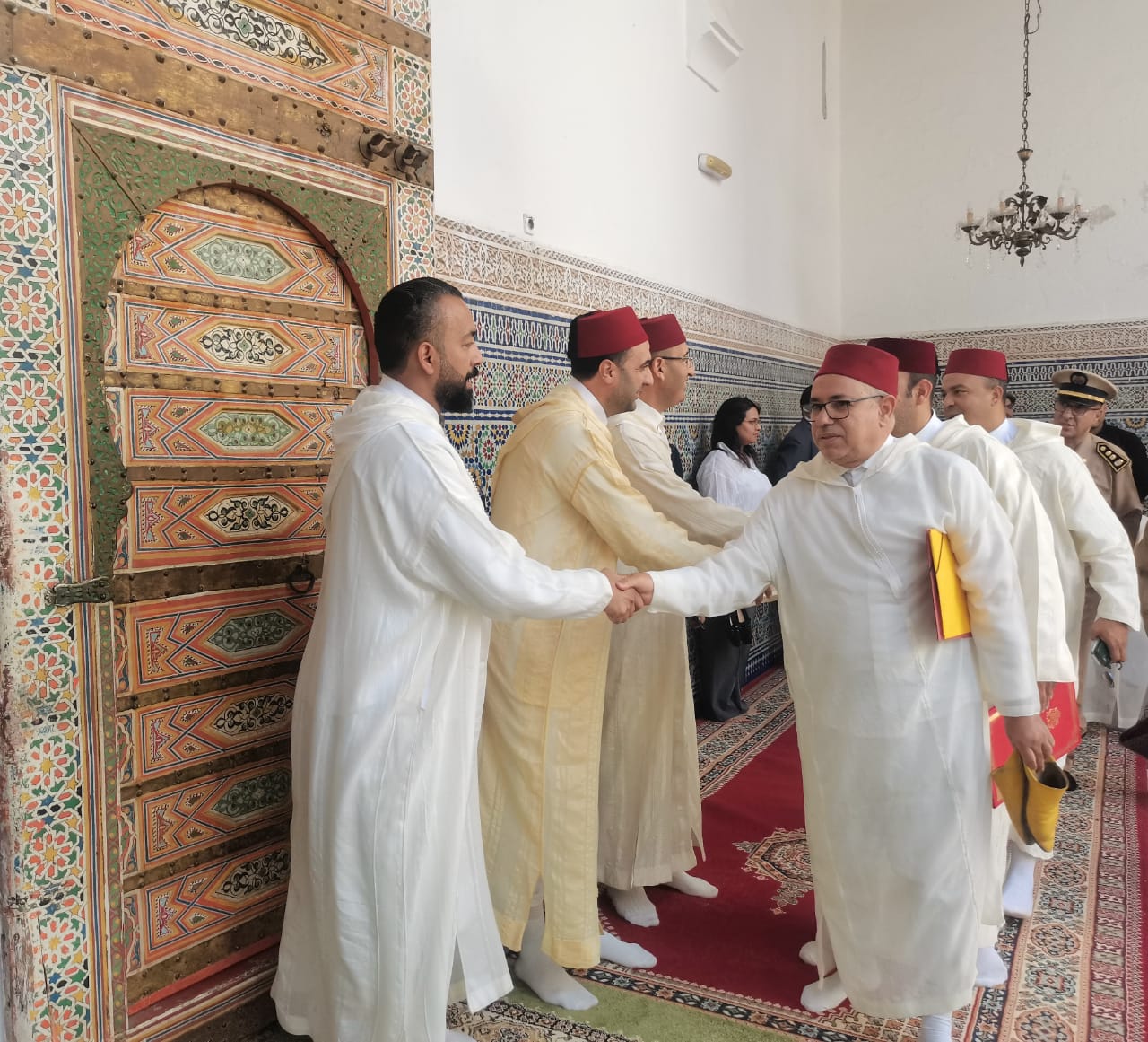 تخليدا للذكرى 27 لوفاة الحسن الثاني.. لجنة ملكية توزع هبات ملكية على أربعة اضرحة بعمالة مكناس ف تخليدا للذكرى 27 لوفاة الحسن الثاني.. لجنة ملكية توزع هبات ملكية على أربعة اضرحة بعمالة مكناس ف